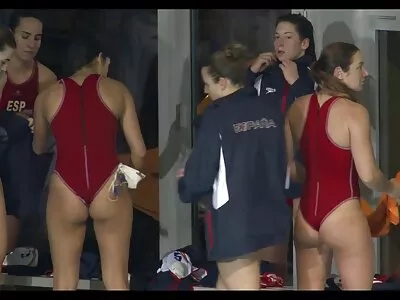 Cô gái tóc nâu xinh đẹp được quay phim đang đi tiểu và cởi đồ cho cả sex gái nhật không che nhà,!
