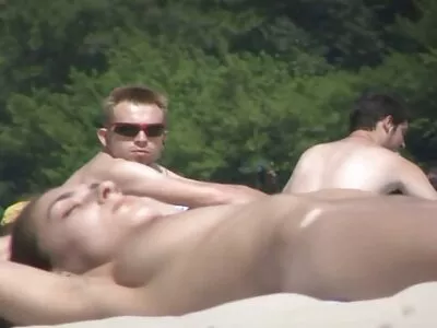 Một gà con sex hoc sinh nhat ban khong che là trên một cứng vòi nước